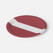 Flagge Lettlands: Teller von Papier (Schrägansicht)