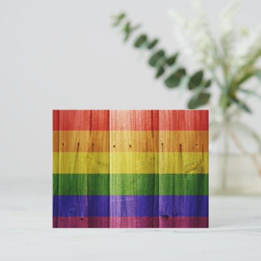 Flagge mit hölzernem Regenbogen Feiertagspostkarte (Stehend Vorderseite)