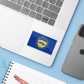 Flagge Nebraskas Aufkleber (Laptop mit iPhone)