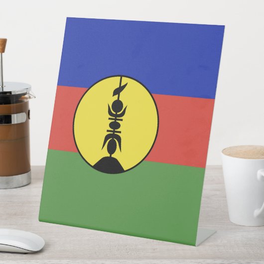 Flagge Neukaledoniens Sockelschild (In Situ)