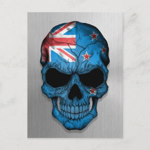 Flagge Neuseelands auf einem Stahlschädel Postkarte