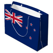 Flagge Neuseelands Große Geschenktüte (Rückseite Schrägansicht)