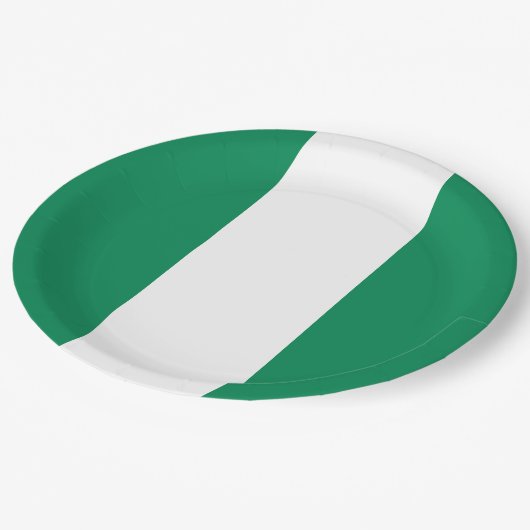 Flagge Nigerias Pappteller (Schrägansicht)