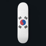 Flagge Südkoreas (ROK) Skateboard<br><div class="desc">Dieses Design zeigt die Nationalflagge von Südkorea (offiziell als Republik Korea bekannt, d.h. ROK), einem Land in Ostasien. Es bildet den südlichen Teil der koreanischen Halbinsel und teilt eine Landgrenze zu Nordkorea (DVRK). Seoul ist die Hauptstadt-Stadt Südkoreas, und etwa die Hälfte der gesamten Bevölkerung lebt im Gebiet der Hauptstadt Seoul,...</div>