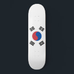 Flagge Südkoreas (ROK) Skateboard<br><div class="desc">Dieses Design zeigt die Nationalflagge von Südkorea (offiziell als Republik Korea bekannt, d.h. ROK), einem Land in Ostasien. Es bildet den südlichen Teil der koreanischen Halbinsel und teilt eine Landgrenze zu Nordkorea (DVRK). Seoul ist die Hauptstadt-Stadt Südkoreas, und etwa die Hälfte der gesamten Bevölkerung lebt im Gebiet der Hauptstadt Seoul,...</div>