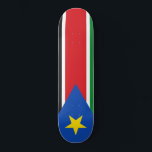 Flagge Südsudans (Afrika) Skateboard<br><div class="desc">Dieses Design zeichnet sich durch die Nationalflagge von Südsudan (offiziell als Republik Südsudan bekannt) aus, einem Binnenland in Ost-Zentralafrika. Südsudan grenzt im Osten an Äthiopien, im Norden an Sudan, im Westen an die Zentralafrikanische Republik, im Südwesten an die Demokratische Republik Kongo, im Süden an Uganda und im Südosten an Kenia....</div>