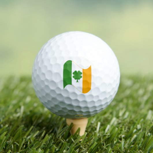 Flagge und Kleeblatt Golfball (Insitu T-Shirt)