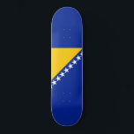 Flagge von Bosnien und Herzegowina Skateboard<br><div class="desc">Dieses Design zeigt die Flagge von Bosnien und Herzegowina, einem Land in Süd- und Südosteuropa, das sich auf dem Balkan befindet. Bosnien und Herzegowina grenzt im Osten an Serbien, im Südosten an Montenegro und im Norden an Kroatien und im Südwesten an Montenegro. Die Hauptstadt und größte Stadt Bosniens ist Sarajevo....</div>