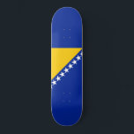 Flagge von Bosnien und Herzegowina Skateboard<br><div class="desc">Dieses Design zeigt die Flagge von Bosnien und Herzegowina, einem Land in Süd- und Südosteuropa, das sich auf dem Balkan befindet. Bosnien und Herzegowina grenzt im Osten an Serbien, im Südosten an Montenegro und im Norden an Kroatien und im Südwesten an Montenegro. Die Hauptstadt und größte Stadt Bosniens ist Sarajevo....</div>