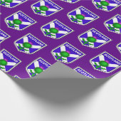 Flagge von Schottland mit einer Distel in einem Geschenkpapier (Ecke)