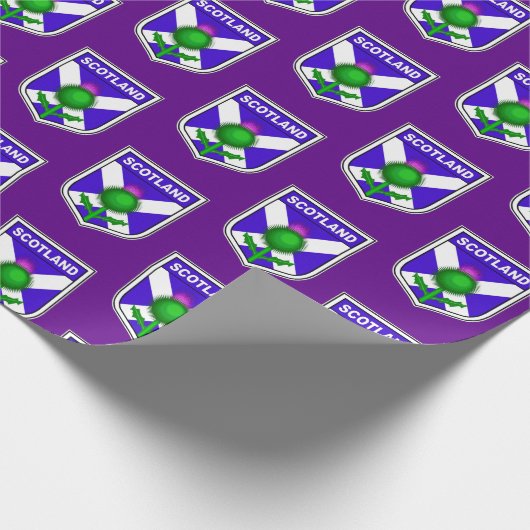 Flagge von Schottland mit einer Distel in einem Geschenkpapier (Ecke)