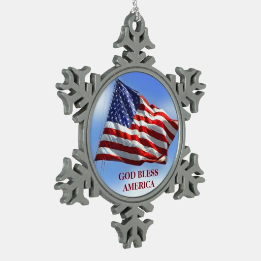 Flagge-Weihnachtsverzierungs-Gott segnen Amerika Schneeflocken Zinn-Ornament (Links)