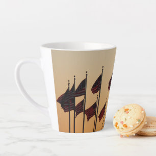 Flaggen bei Sonnenuntergang Amerikanisch Patriotis Milchtasse