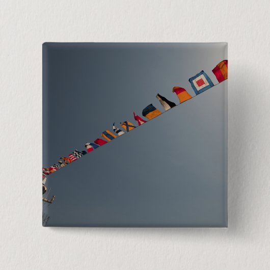 Flaggen fliegen über das Deck der USS Iwo Jima Button (Vorderseite)