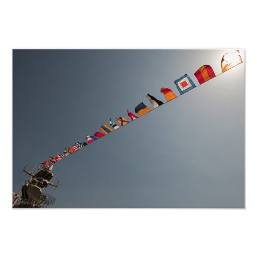 Flaggen fliegen über das Deck der USS Iwo Jima Fotodruck (Vorne)