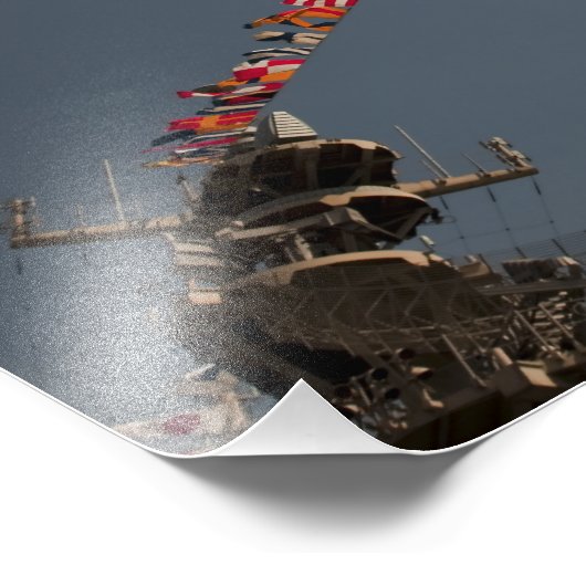 Flaggen fliegen über das Deck der USS Iwo Jima Fotodruck (Ecke)