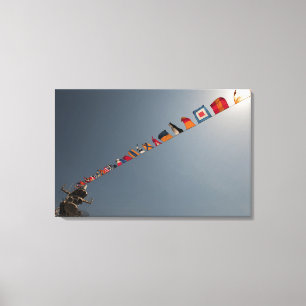 Flaggen fliegen über das Deck der USS Iwo Jima Leinwanddruck