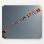 Flaggen fliegen über das Deck der USS Iwo Jima Mousepad (Vorne)