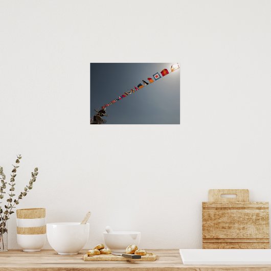 Flaggen fliegen über das Deck der USS Iwo Jima Poster (Küche)