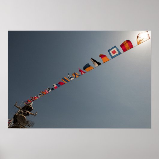 Flaggen fliegen über das Deck der USS Iwo Jima Poster (Vorne)