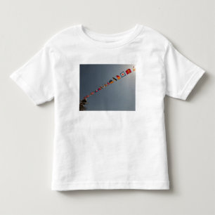Flaggen fliegen über die Plattform USS Iwo Jimas Kleinkind T-shirt