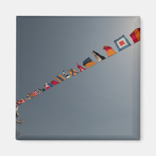 Flaggen fliegen über die Plattform USS Iwo Jimas Magnet