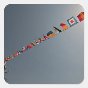 Flaggen fliegen über die Plattform USS Iwo Jimas Quadratischer Aufkleber