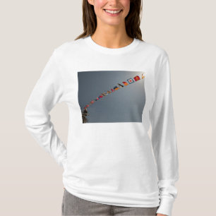 Flaggen fliegen über die Plattform USS Iwo Jimas T-Shirt