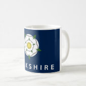 Flaggen-Textname Yorkshire-Provinzenglands Kaffeetasse (VorderseiteRechts)