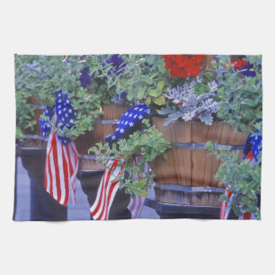 Flaggen und Blumen in Philipsburg Montana Handtuch