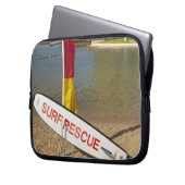 Flaggen und Surfbrett Laptopschutzhülle (Vorderseite Links)