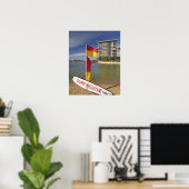 Flaggen und Surfbrett Poster (Heimbüro)