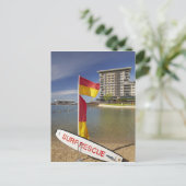 Flaggen und Surfbrett Postkarte (Stehend Vorderseite)