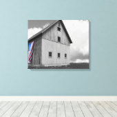 Flaggen unserer Bauern - Stall mit amerikanischer  Leinwanddruck (Insitu (Holzboden))