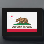 Flaggenentwurf des kalifornischen Staates Fotoplatte<br><div class="desc">Hier ist ein California State Flag Design präsentiert auf einer Vielzahl von beliebten Produkten. Eine tolle Geschenkidee für jeden Anlaß und alle,  die einen Besuch abstatten. Verwenden Sie den Link "Diesen Designer Gefragt",  um uns mit Ihren speziellen Designanfragen oder für Hilfe bei Ihren individuellen Projektbedürfnissen zu kontaktieren.</div>