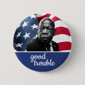 Flaggenhintergrund John Lewis "Good Trouble" Button (Vorderseite)