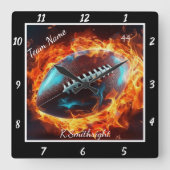 Flaming Football Sports Team Quadratische Wanduhr (Vorderseite)