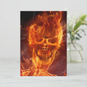 Flaming Skull Halloween Einladung mit blutigem Tex (Stehend Vorderseite)