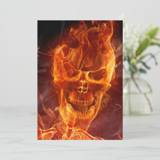 Flaming Skull Halloween Einladung mit blutigem Tex (Stehend Vorderseite)