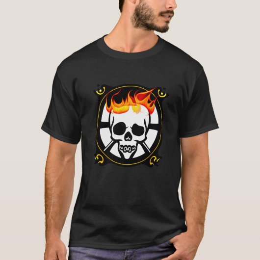 Flaming Skull Pirate Emblem Circulus Schwarz-weiß T-Shirt (Vorderseite)