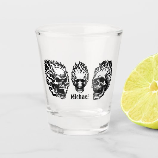 Flaming Skulls Personalized Schnapsglas (Vorderseite)