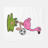 Flamingo als Fußballspieler mit Fußball Fleecedecke (Vorderseite (Horizontal))