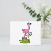 Flamingo als Fußballspieler mit Fußball Postkarte (Stehend Vorderseite)