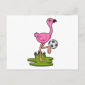Flamingo als Fußballspieler mit Fußball Postkarte (Vorderseite)