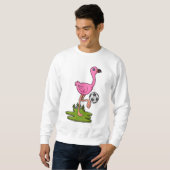 Flamingo als Fußballspieler mit Fußball Sweatshirt (Vorne ganz)