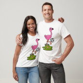 Flamingo als Fußballspieler mit Fußball T-Shirt (Unisex)