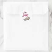 Flamingo als Skater mit Skateboard Runder Aufkleber (Tasche)