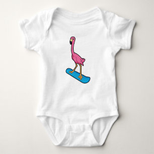 Flamingo als Snowboarder mit Snowbaord Baby Strampler