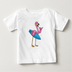 Flamingo als Surfer mit Surfboard Baby T-shirt