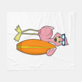 Flamingo als Surfer mit Surfboard.PNG Fleecedecke (Vorderseite (Horizontal))